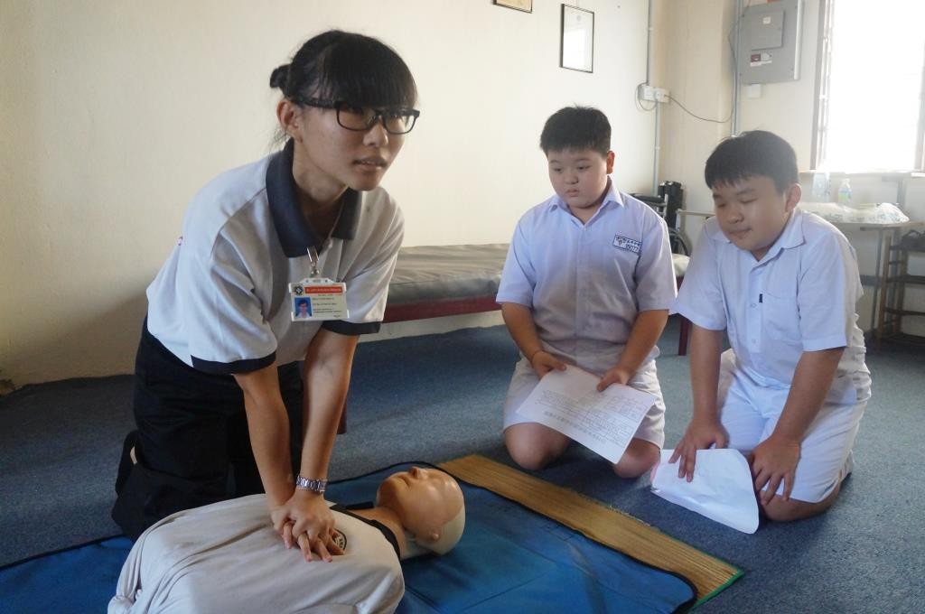 图三：永平中学圣约翰救伤队队员示范心肺复苏法