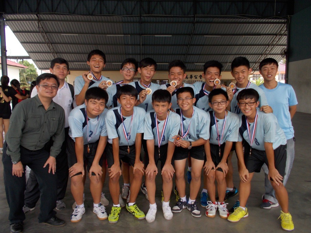 图二十：第14届全柔华文独中球类锦标赛获得男子排球季军、2014年获得峇株县18岁组学联排球赛男子组冠军
