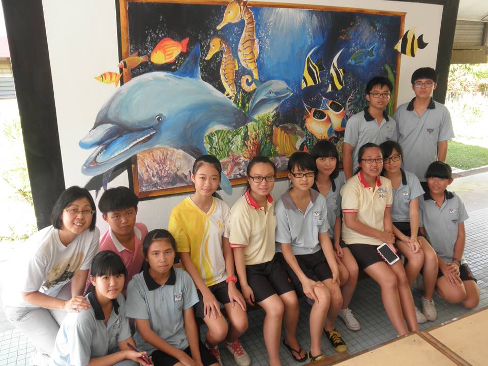 图十九：永平中学美术学会会员到新港华文小学进行壁画绘制