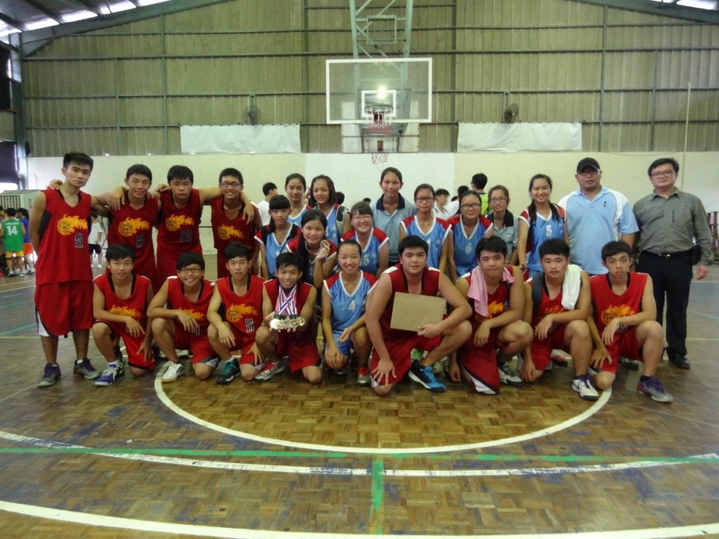 图十八：峇株县18岁学联篮球赛，男子组季军及女子组殿军