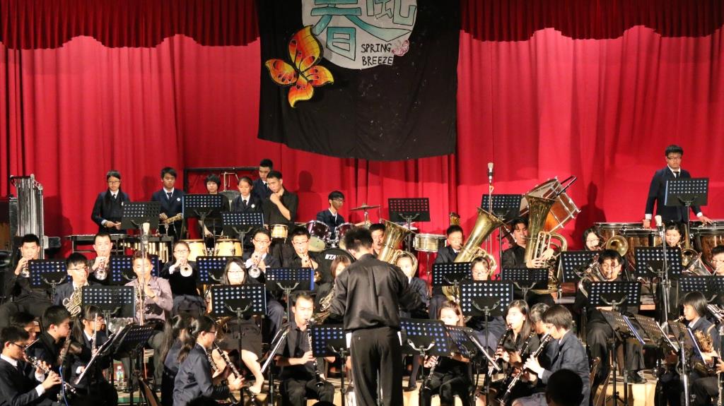 图三：喜悦管乐团在郑国富指挥下呈献8首曲子，将快乐与喜悦带给来宾