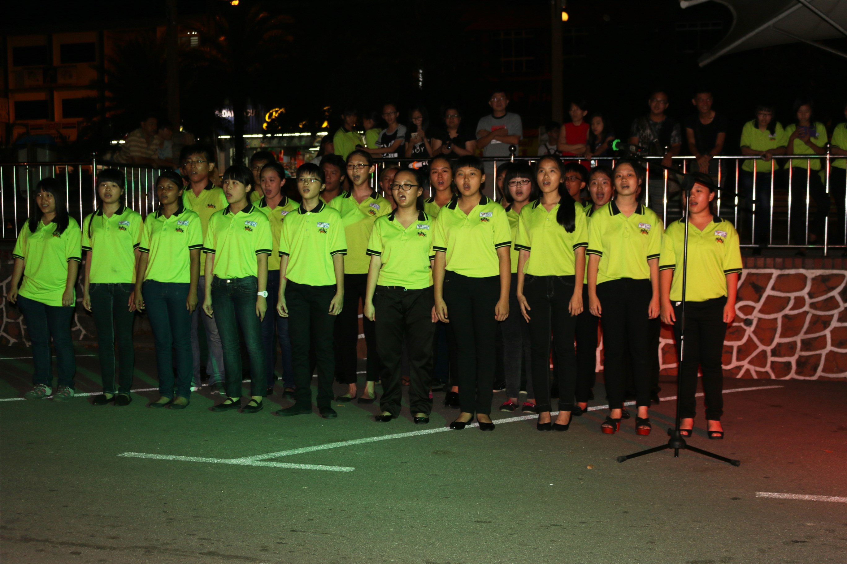图三：永平中学合唱团呈献一首首贺岁歌曲，祝愿社区民众过个好年