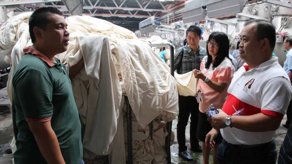 图五：立马纺织工业有限公司染厂工程师吕永权介绍染布的工序