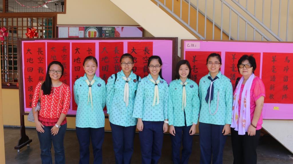 图十：陈宋丽副校长与返校服务的女童军团员合影