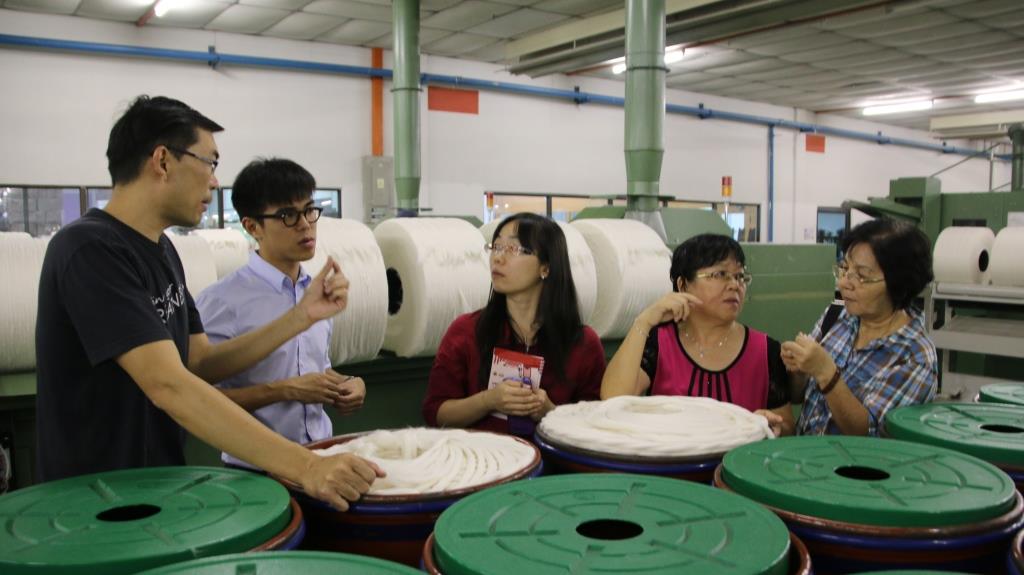 图四：立马纺织工业有限公司产品研发经理易向暉讲解棉花制成布的主要工序