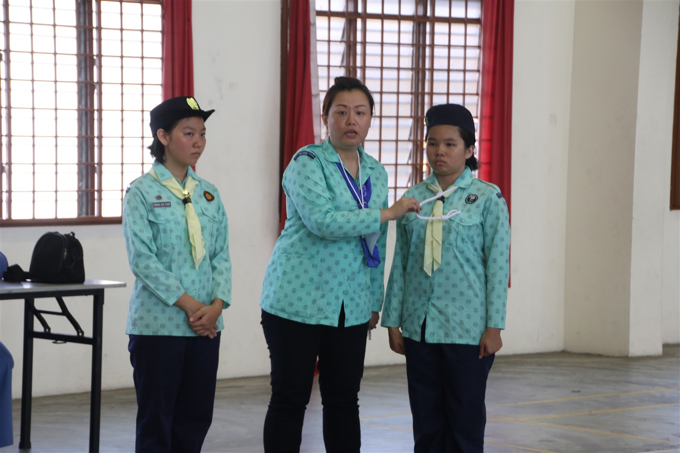 图十八：张愫慧教练讲解女童军制服的意义
