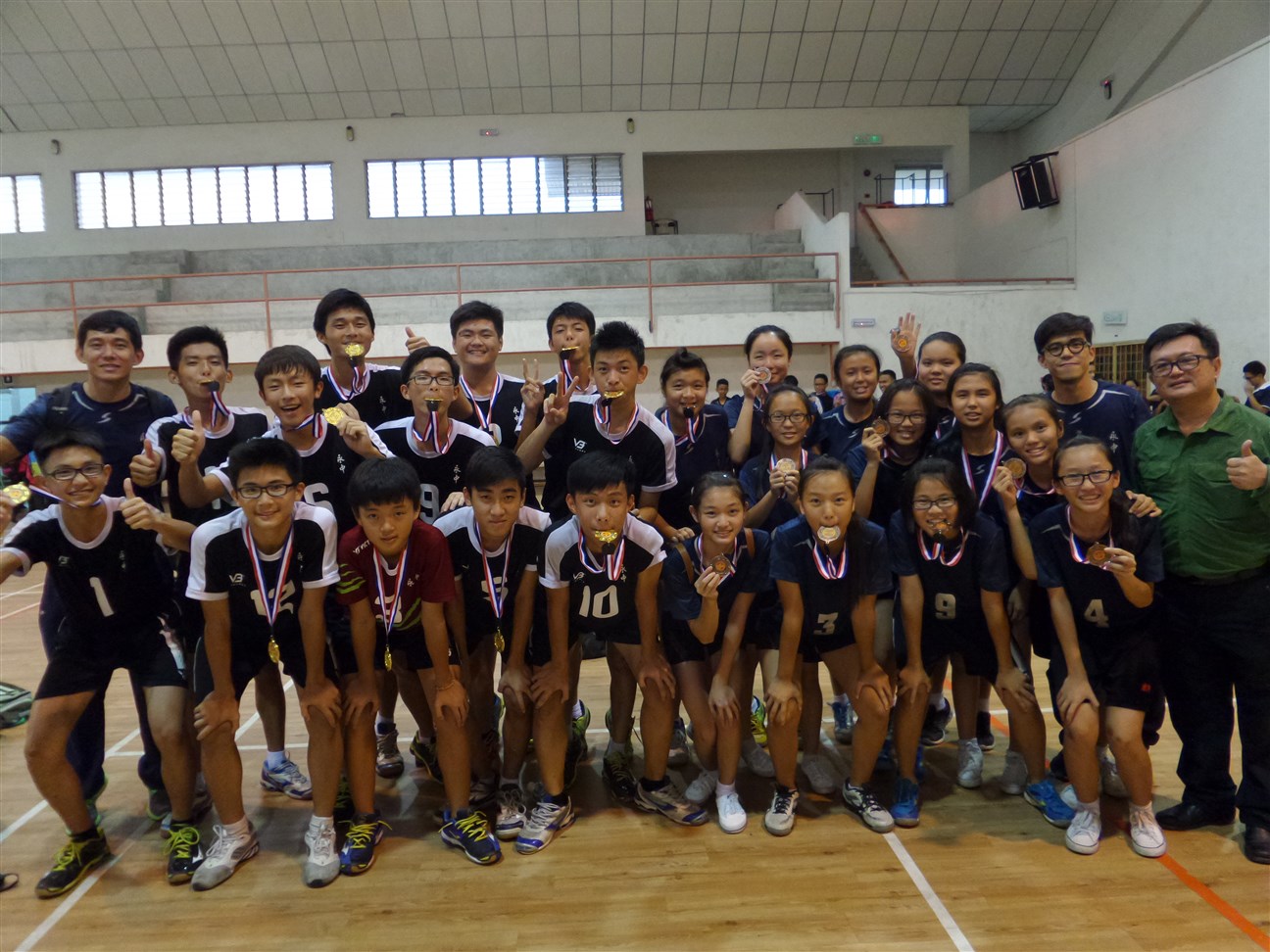 图一：2015年峇县学联排球赛得奖球员与校长、指导与领队合影