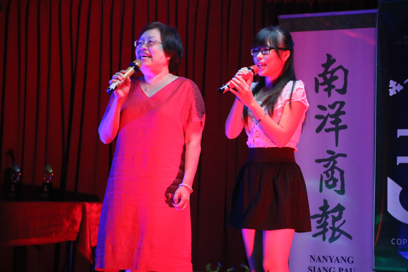 图六：张惠娟老师与曹爽合唱