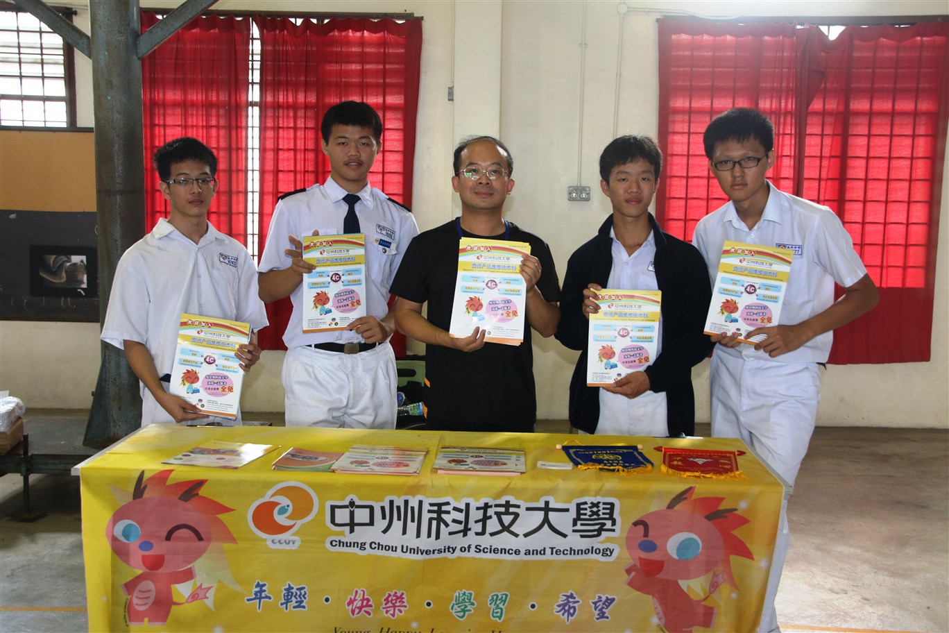 图四：台湾中州科技大学宣导人员与永中生做课程介绍