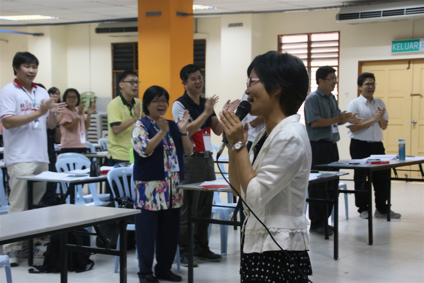 图四：林小丽带领学员拍手哈哈笑