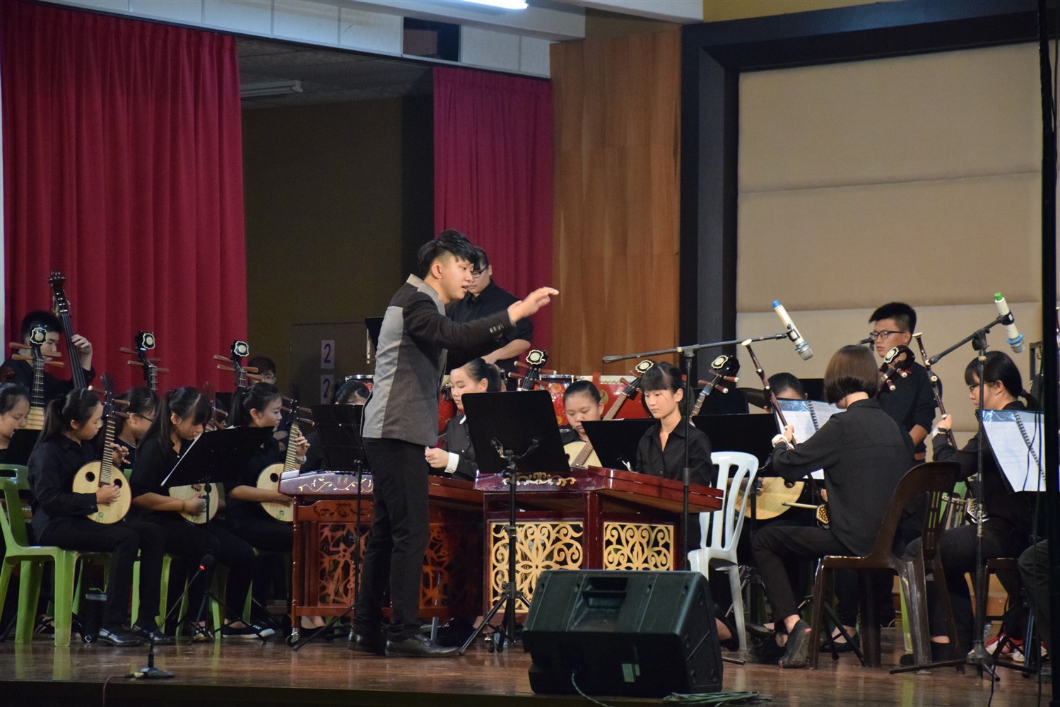 图二：永中华乐团在王耀安指挥下呈献一首首动听的曲子