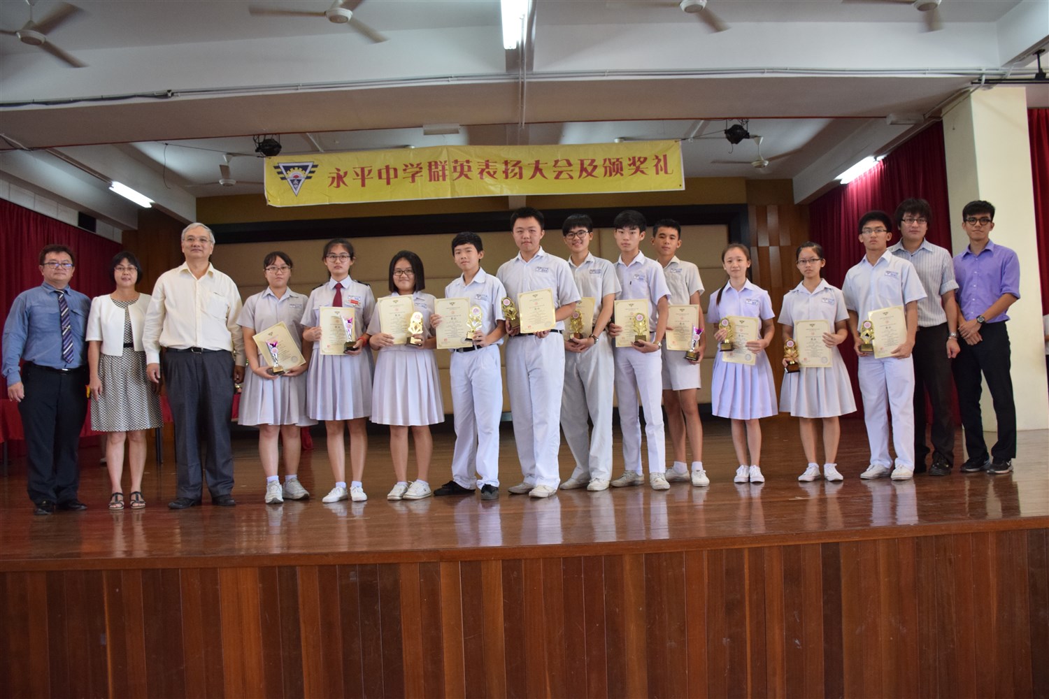 图五：全柔华文独中美术比赛得奖学生与颁奖人合影