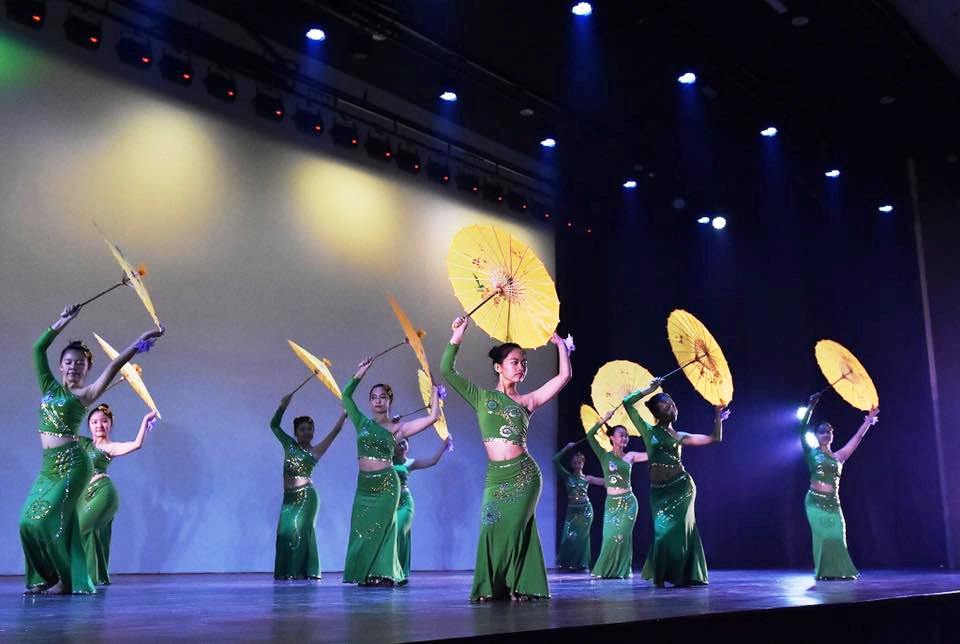 永平中学舞蹈团呈献“傣家的女儿傣家的雨”